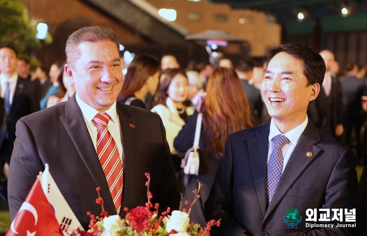 Ambassador H.E. Murat Tamer of Turkiye (left) chats with Minister Park Min-shik of the Ministry of Patriots and Veteran Affairs of Korea at the Turkish national day reception held at Shilla Hotel in Seoul on Oct. 30, 2023.