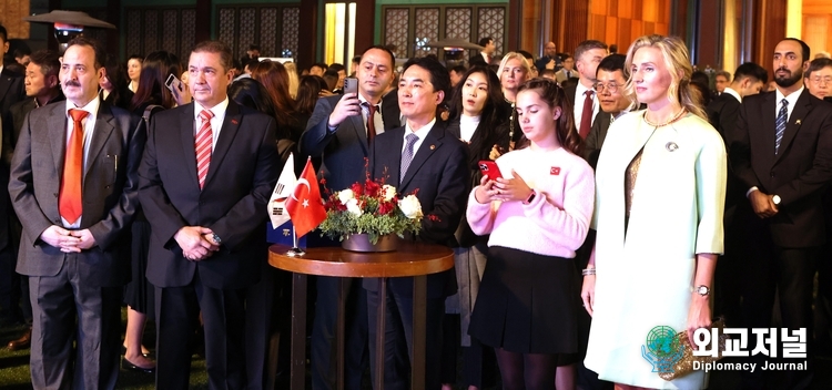 Ambassador H.E. Murat Tamer of Turkiye (second from the left), Minister Park Min-shik of the Ministry of Patriots and Veteran Affairs (center) and other guests listen to Kim Yong-kuk, head of Asian Cultural Center, who introduced the Suwon Ankara School.