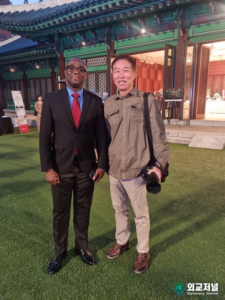 Ngoy Kabalo Thierry, first counselor of the Embassy of Congo in Seoul (left) takes a picture with Publisher-Chairman Lee Jon-young of Diplomacy Journal.