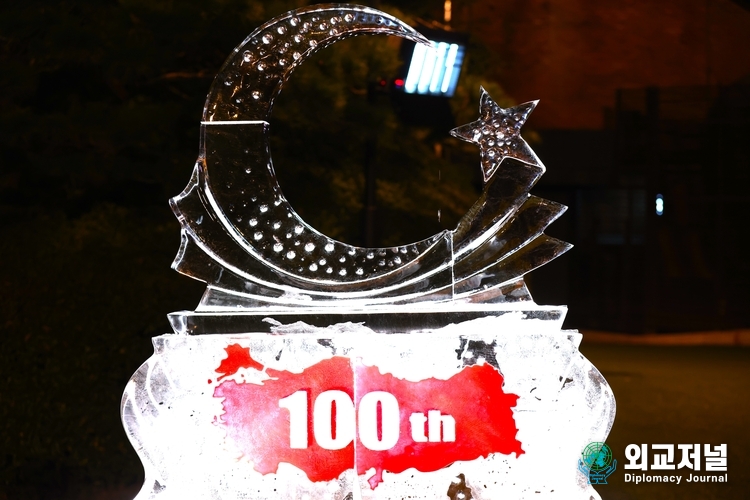 A large ice sculpture commemorating the 100th anniversary of the proclamation of the Republic of Türkiye is on display at the Turkish national day reception hall at Shilla Hotel in Seoul on Oct. 30, 2023.