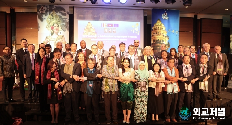 Amb. Chring Botumrangsay of Cambodia to Korea poses with foreign ambassadors in Seoul at a reception to mark the 70th Independence Day of Cambodia at Conrad Hotel Seoul on Nov. 2.