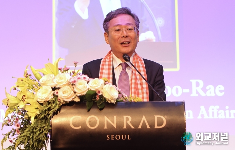 Cho Koo-rae, deputy minister for planning and coordination, the Ministry of Foreign Affairs, gives congratulatory remarks at a reception to mark the 70th Independence Day of Cambodia at Conrad Hotel Seoul on Nov. 2.