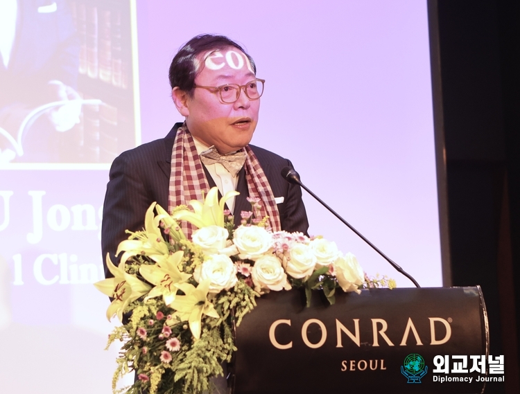 Prof. Ryu Jong-su, senior advisor of Seoul Clinical Laboratory, gives congratulatory remarks at a reception to mark the 70th Independence Day of Cambodia at Conrad Hotel Seoul on Nov. 2.