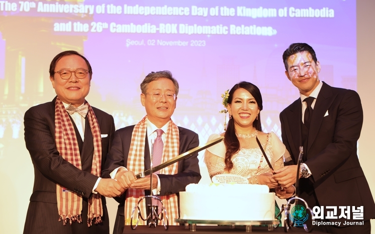 Amb. Chring Botumrangsay of Cambodia to Korea (third from the left) and Cho Koo-rae, deputy minister for planning and coordination, the Ministry of Foreign Affairs (second from the left), cut a cake with other guests to celebrate the 70th Independence Day of Cambodia at Conrad Hotel Seoul on Nov. 2.