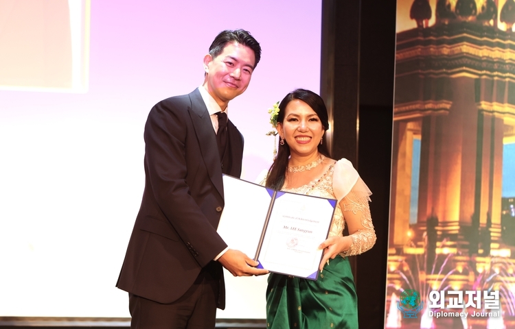 Amb. Chring Botumrangsay of Cambodia to Korea (right) poses with Actor Lee Sang-yun after awarding a letter of appointment to him as the honorable tourism ambassador of Cambodia.