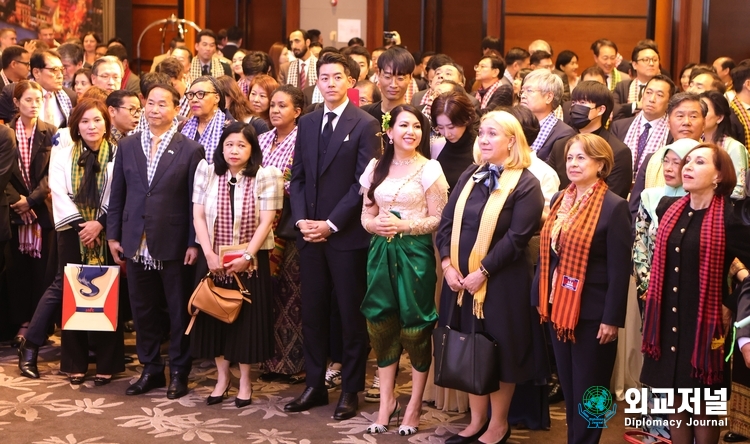 Amb. Chring Botumrangsay of Cambodia to Korea and foreign and Korean guests enjoy a traditional Cambodian dance performance.