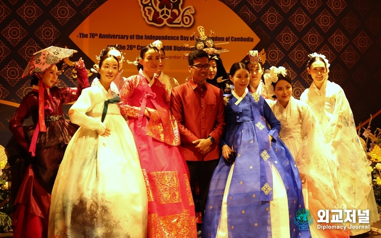 Participants in the Cambodian-Korean fashion show take a commemorative photo.