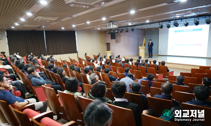 Seoul City officials listen to the lecture by Kim Eui-seung, 1st Deputy Mayor for Administration. / Courtesy of Seoul City