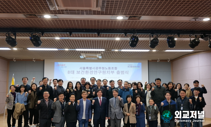 Kim Eui-seung, 1st Deputy Mayor of Seoul City, poses for a photo after the lecture. / Courtesy of Seoul City