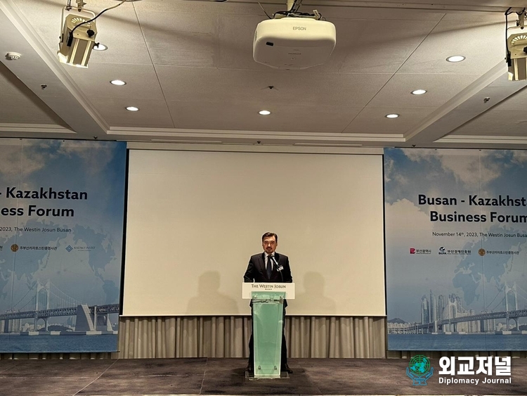 Ambassador of Kazakhstan Nurgali Arystanov delivers a speech at the Busan-Kazakhstan Business Forum, organized in honor of the first anniversary of the establishment of sister city ties between Almaty and Busan, on Nov. 14.