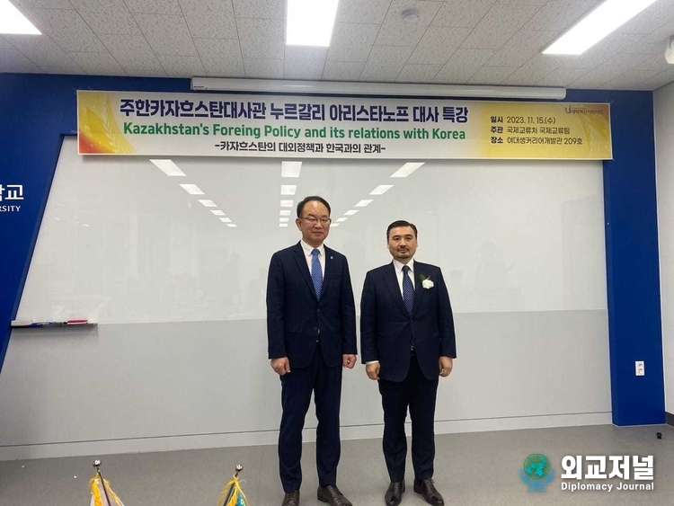 Ambassador Nurgali Arystanov of Kazakhstan to Kolrea (right) poses with a Dong-Eui University official after giving a special lecture at the university in Busan on Nov.5.