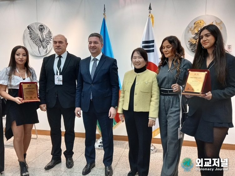 Amb. Ramin M. Hasanov of Azerbaijan, Kim Sun-su, vice mayor of Yongsan-gu (3rd and 4th from the left, respectively), and Azerbaijani young artists take a commemorative photo at the exhibition in Yongsan, Seoul on Nov. 15.<br>
Azerbaijani musicians perform traditional Azerbaijani music.