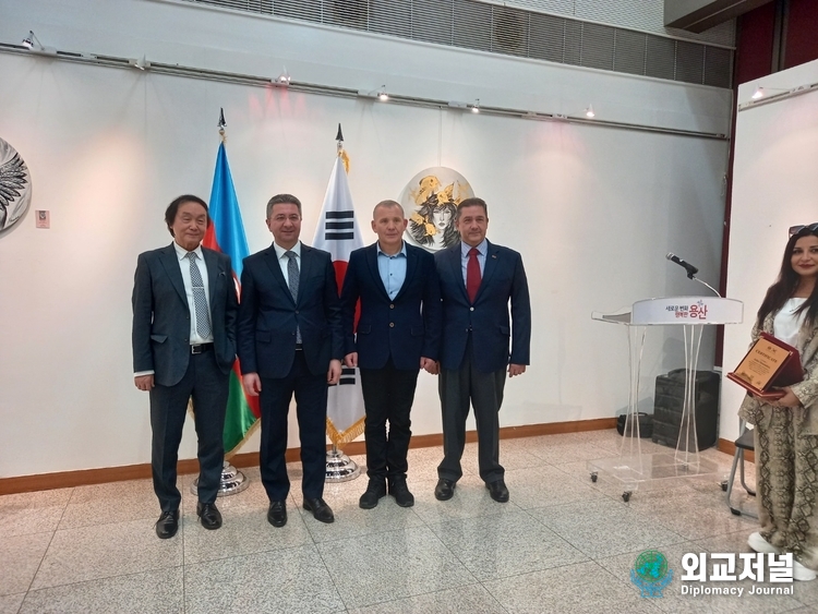 (From left) Shin Kwang-yul, chairman of the International Conference on Foreigners Welfare (ICFW), Amb. Ramin M. Hasanov of Azerbaijan, Amb. Andrew Chernetsky of Belarus, and Ambassador Salih Murat Tamer of Turkiye pose for the camera at the exhibition held in Yongsan, Seoul on Nov. 15.