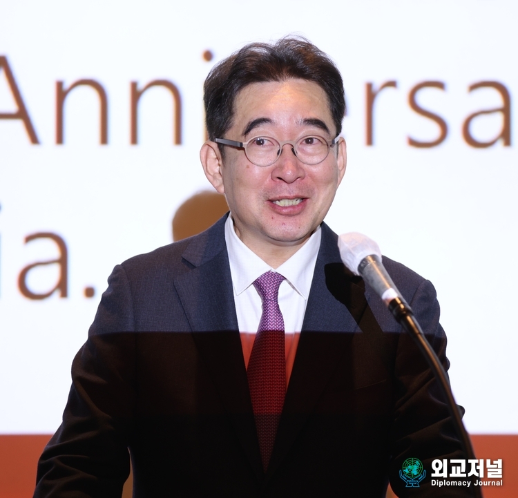 Kwon Kyong-hoon, honorary consul general of Latvia in Korea, gives welcoming remarks at the gala event at Hyatt Hotel in Seoul on Nov. 17.