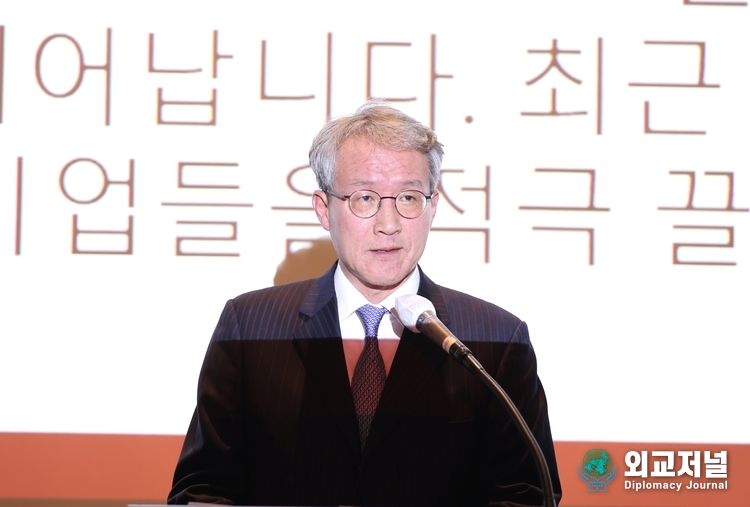 Hong Seok-in, deputy minister for public diplomacy of the Ministry of Foreign Affairs, delivers a speech at Hyatt Hotel in Seoul on Nov. 17.