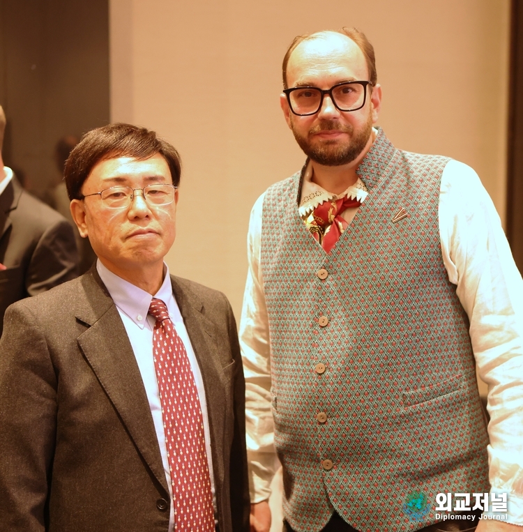 Amb. Aris Vigants of Latvia (right) poses with Managing Editor Lee Kap-soo of the Diplomacy Journal.