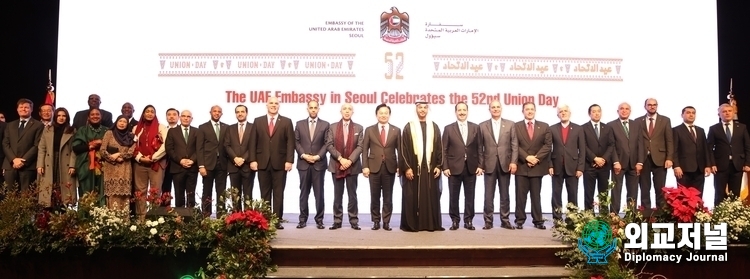 Amb. Abdulla Saif Al Nuaimi of UAE and Minister Won Hee-ryong of the Ministry of Land, Infrastructure and Transport (10th and 11th from the right, respectively) take a group photo with foreign ambassadors at the gala event to celebrate the 52nd UAE national Day held at Hotel Shilla in Seoul.