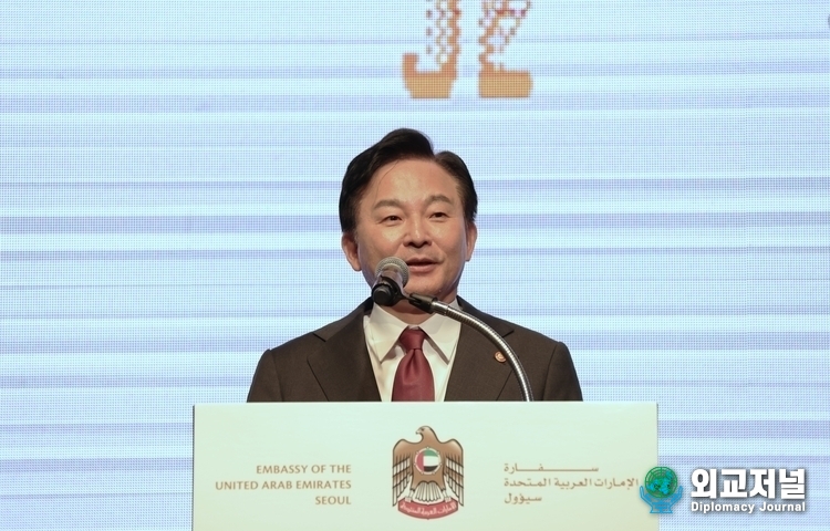 Minister Won Hee-ryong of the Ministry of Land, Infrastructure and Transport gives welcoming remarks at the gala event to celebrate the 52nd UAE National Day held at Hotel Shilla in Seoul&nbsp;