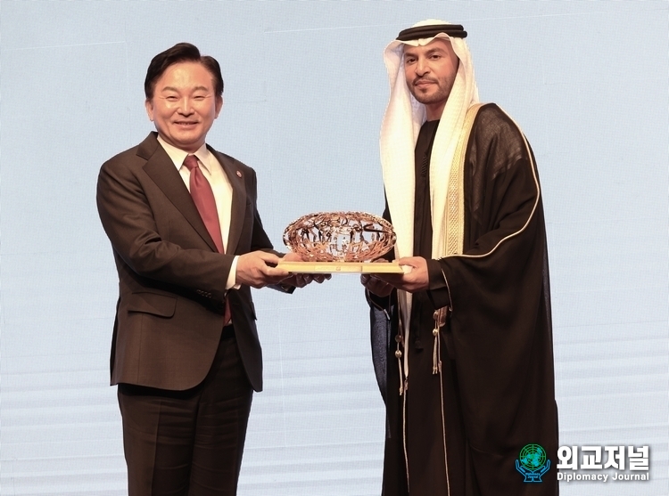 Amb. Abdulla Saif Al Nuaimi of UAE (right) presents a crown to Minister Won Hee-ryong of the Ministry of Land, Infrastructure and Transport in recognition of his contribution to promoting bilateral economic relations between Korea and the UAE.