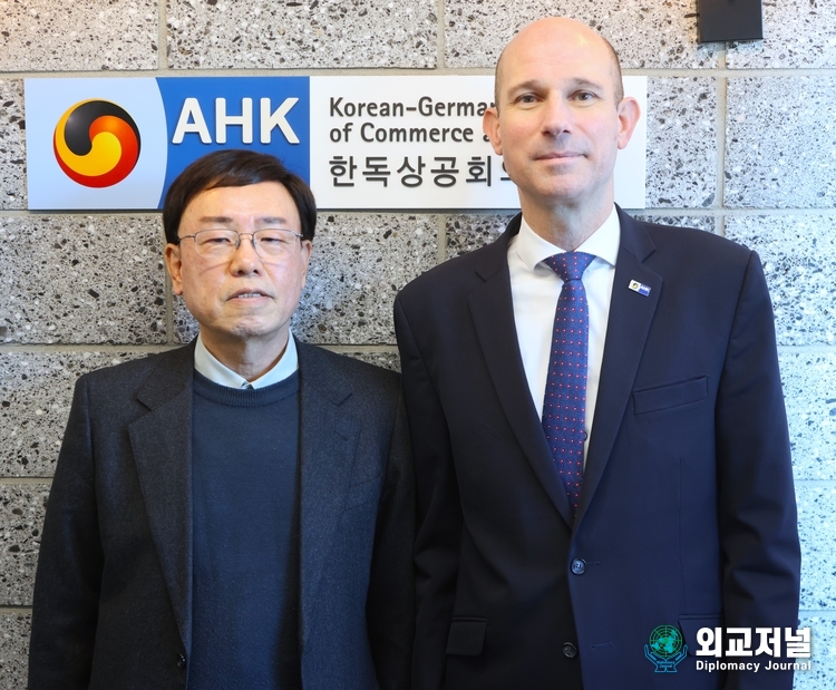 Martin Henkelmann, President &amp; CEO of KGCCI (right) takes a photo with Managing Editor Lee Kap-soo of Diplomacy Journal.