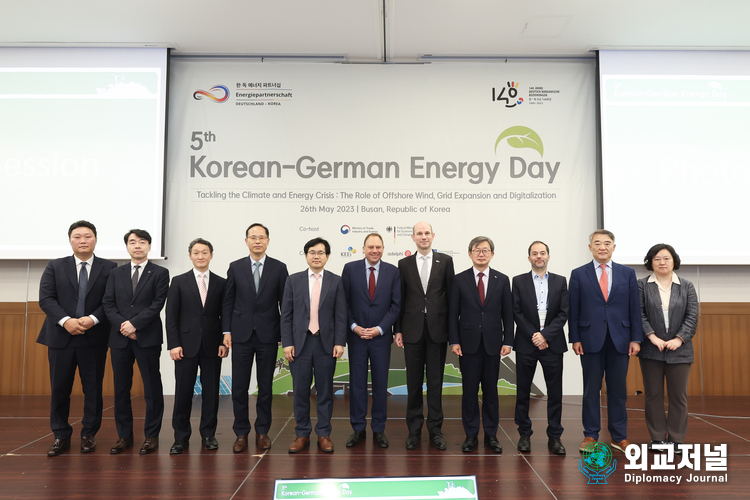 Martin Henkelmann, President &amp; CEO of KGCCI (7th from the left), poses with participants in the 5th Korea-German Energy Day event held in Busan on May 26, 2023.