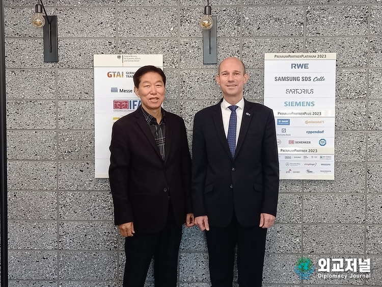 Martin Henkelmann, President &amp; CEO of KGCCI (right) takes a photo with Publisher-Chairman Lee Jon-young of Diplomacy Journal.