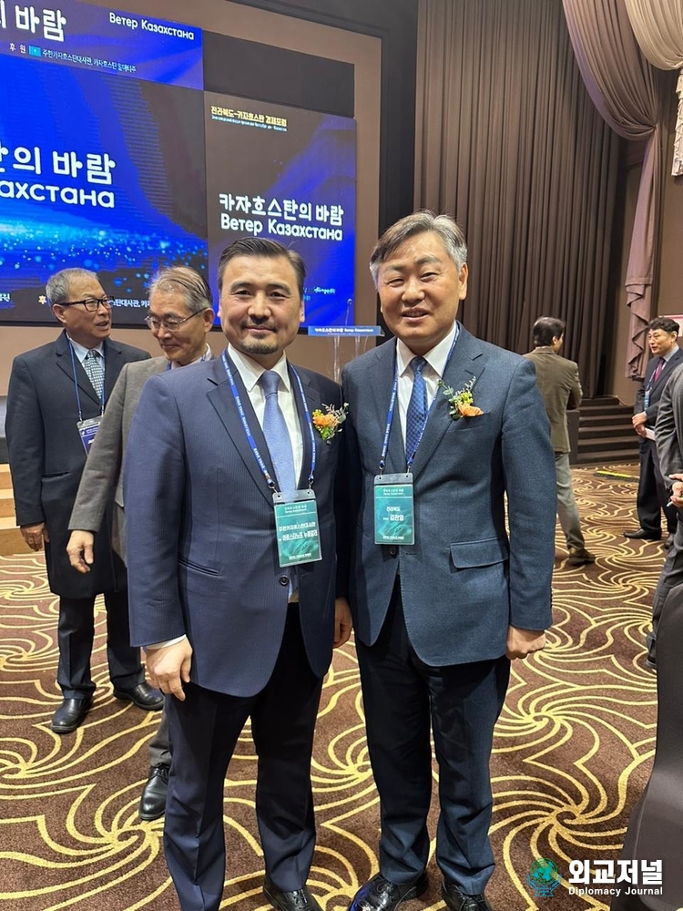 Ambassador of Kazakhstan Nurgali Arystanov (left) poses with Governor of the Jeollabuk-do Province Kim Kwan-young at the economic forum “Wind of Kazakhstan” held in Jeollabuk-do on Dec. 5.