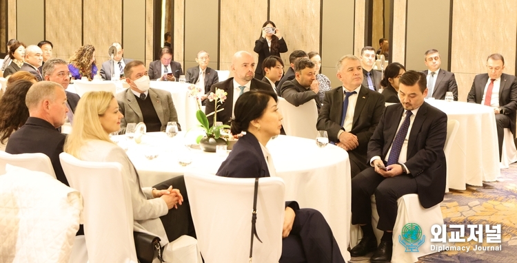 Key foreign ambassadors, their spouses and other senior diplomats as well as Korean guests attend the reception dedicated to the Memorial Day of Azerbaijan’s national leader Heydar Aliyev at Four Seasons Hotel in Seoul on Dec. 11.