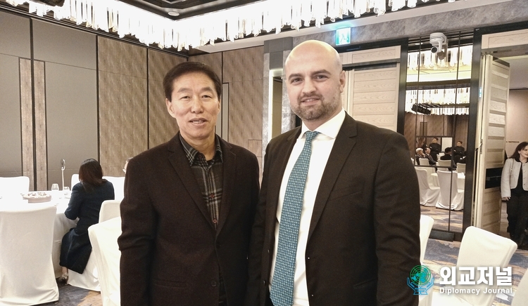 Amb. Tarash Papaskua of Georgia (right) poses with Publisher-Chairman Lee Jon-young of Diplomacy Journal.