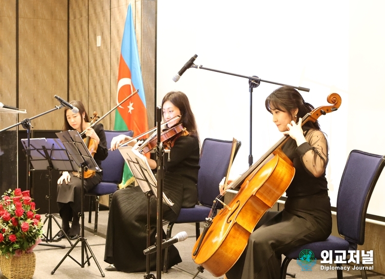 Female Korean musicians present prominent Azerbaijani and foreign musical compositions.