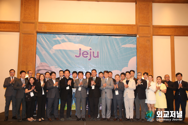 Jeju Governor Oh Young-hoon takes a group photo at the briefing session to share Jeju's core values and vision along with the 'Jeju-ASEAN Plus Alpha' policy. / Courtesy of Jeju Province