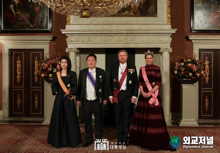 President Yoon Suk-yeol (second from left) and King Willem-Alexander of the Netherlands pose for a photo, along with their spouses, before a state dinner at the Royal Palace in Amsterdam, the Netherlands, on Dec. 12. / Courtesy of the Presidential Office<br>
&nbsp;