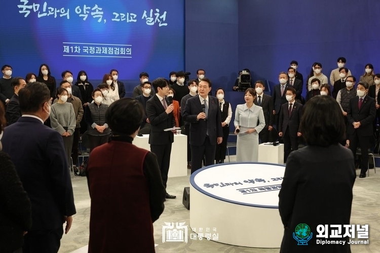 President Yoon Suk-yeol talks at a meeting with 100 citizens to review national tasks on Dec. 15. / Courtesy of the Presidential Office