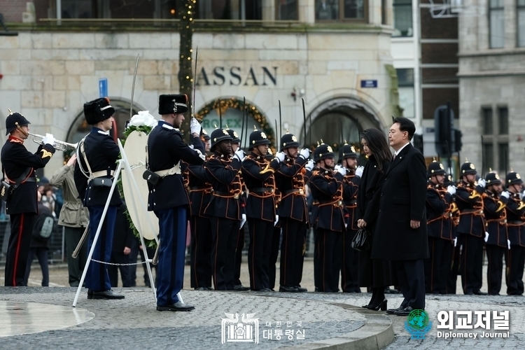 President and Mrs. Yoon pay tribute to the war memorial at Amsterdam Square in the Netherlands on Dec. 12. / Courtesy of the Presidential Office