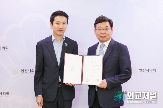 안산시의회가 1일 의장실에서 법률고문 위촉식을 열었다. 사진 왼쪽이 송바우나 의장, 오른쪽은 법률고문으로 재위촉된 박재호 변호사.