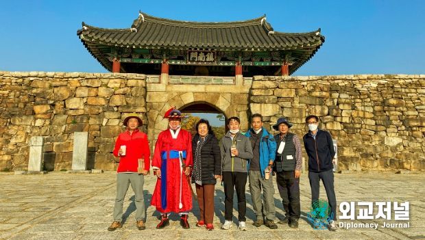 지난 11월 17일부터 18일과 12월 8일부터 9일까지 열린 팸투어 모습(해미읍성 진남문, 수문장과 함께)
