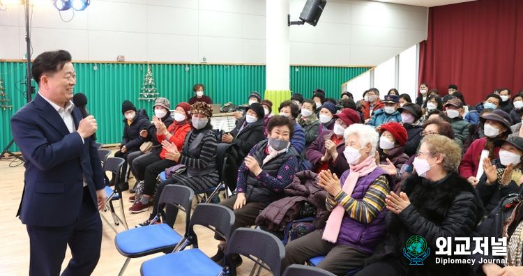 광명시 하안노인종합복지관은 13일 후원자와 자원봉사자들의 나눔 활동에 감사하는 자리를 마련해기 위해 송년행사 ⌜그대가 있어서 빛나는 날⌟을 개최했다