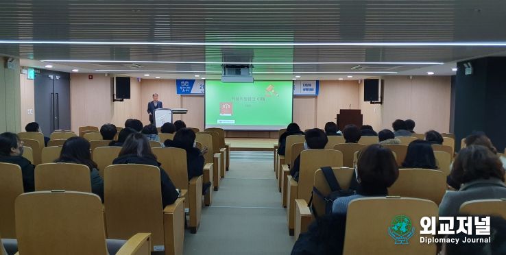 광명시는 지난 13일 광명폴리텍대학 광명융합기술교육원 강당에서 소비자 식품위생감시원의 전문지식 함양 및 역량 강화를 위해 ‘2022년도 소비자 식품위생감시원 정기교육’을 실시했다