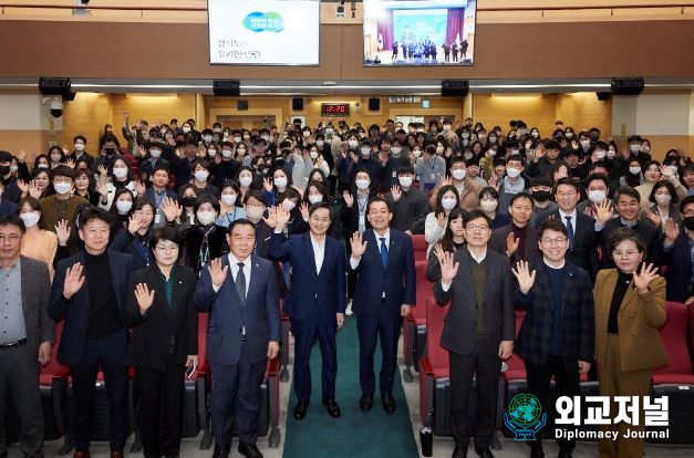 2일 오전 수원시청 대강당에서 열린 제5회 道․시군 합동 타운홀미팅 수원시 공직자 대상 초청강연 행사에서 김동연 경기도지사가 참석자들과 기념촬영을 하고 있다.