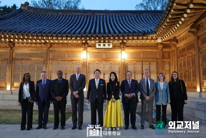 4월 3일 윤석열 대통령 부부는 BIE(국제박람회기구) 실사단 초청 만찬을 가졌다.