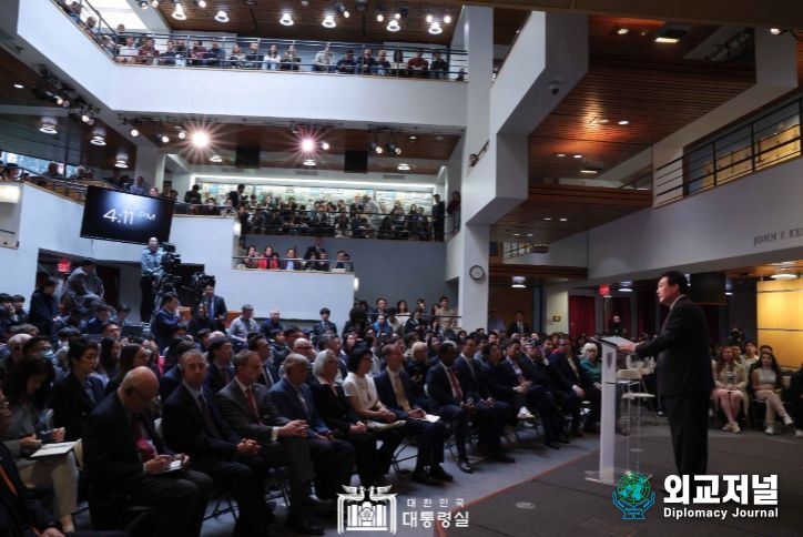 4월 28일 윤석열 대통령은 하버드대학교 케네디스쿨에서 ‘자유를 향한 새로운 여정’을 주제로 한 연설을 진행했다.