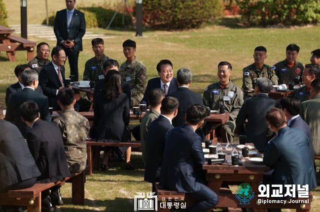 5월 1일 윤석열 대통령은 프라미스 구출 작전 참가자들을 격려했다.