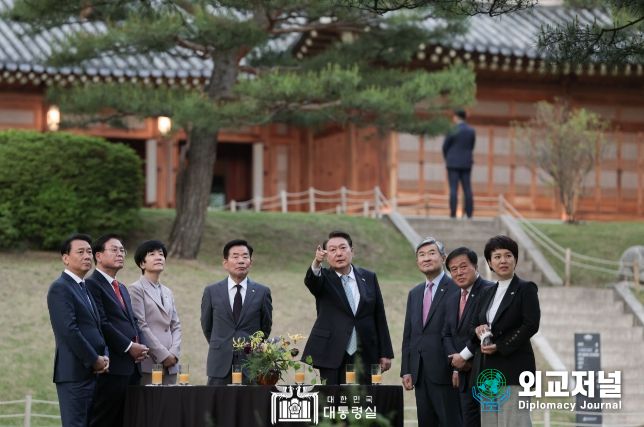 5월 12일 윤석열 대통령은 국회의장단 초청 만찬을 가졌다