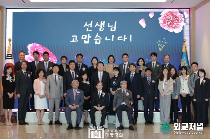 5월 15일 윤석열 대통령은 제42회 스승의 날을 맞아 은사님들과 교원 20여 명을 대통령실로 초청해 오찬을 함께 했다.