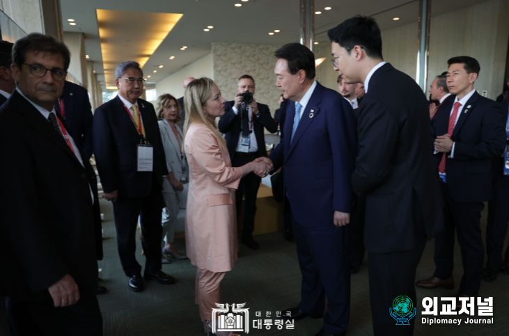 5월 20일 윤석열 대통령은 G7 정상회의 단체사진 촬영 후, 이탈리아 조르자 멜로니 총리와 약식 환담을 가졌다.