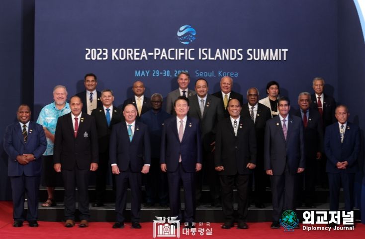 5월 29일 윤석열 대통령은 한-태평양도서국 정상회의에 참석한 각국 정상들을 영접하고 기념촬영을 진행했다.