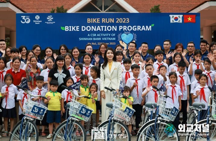 6월 22일 김건희 여사는 '바이크 런(Bike Run)' 자전거 기부 행사에 참석했다.