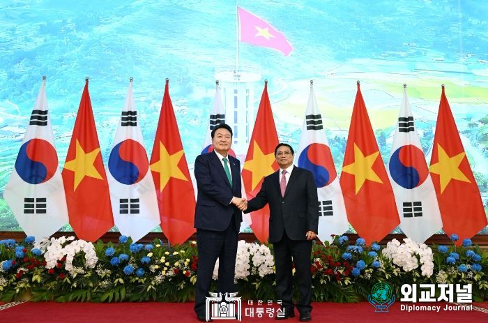 6월 23일 윤석열 대통령은 팜 밍 찡(Pham Minh Chinh) 베트남 총리와 면담을 가졌다.