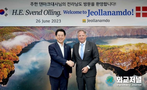 김영록 전라남도지사가 26일 오후 전남도청 접견실에서 스벤 올링(svend olling) 주한덴마크 대사와 해상풍력 사업 등 관련 협력 방안을 논의하고 기념촬영을 하고 있다.