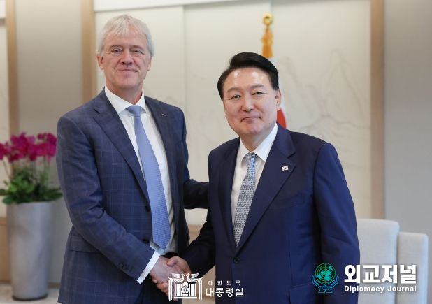 7월 28일 윤석열 대통령은 네덜란드 ASML社의 피터 베닝크(Peter Wennink) 회장(CEO)을 접견했다.